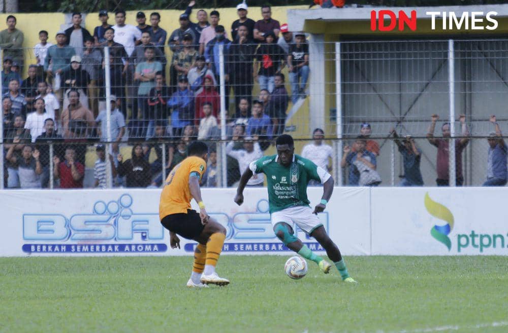 Striker PSMS Jose Valencia saat bersua PSDS (IDN Times/Doni Hermawan)