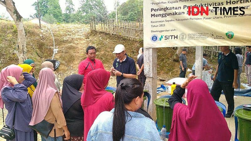 Praktek pembuatan pupuk organik oleh ITB pada masyarakat Pemaluan (IDN Times/Ervan)