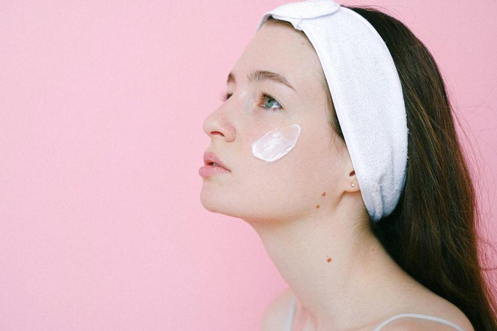 5 Fakta Menarik Hyaluronic Acid yang Banyak Terkandung di Pelembab