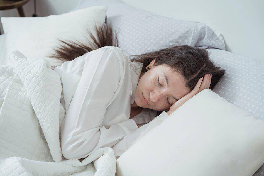 ilustrasi seseorang sedang tidur dan bermimpi (pexels.com/Miriam Alonso)