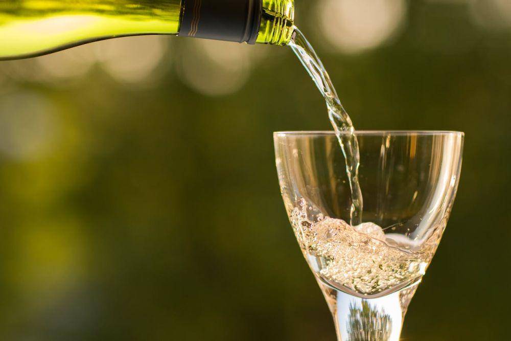 ilustrasi menuangkan wine (pexels.com/Torsten Dettlaff)