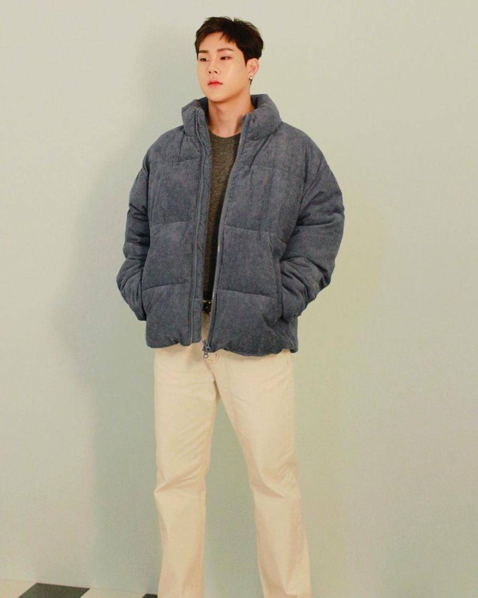 padu padan long pants putih ala Joohoney MONSTA X (instagram.com/joohoneywalker)