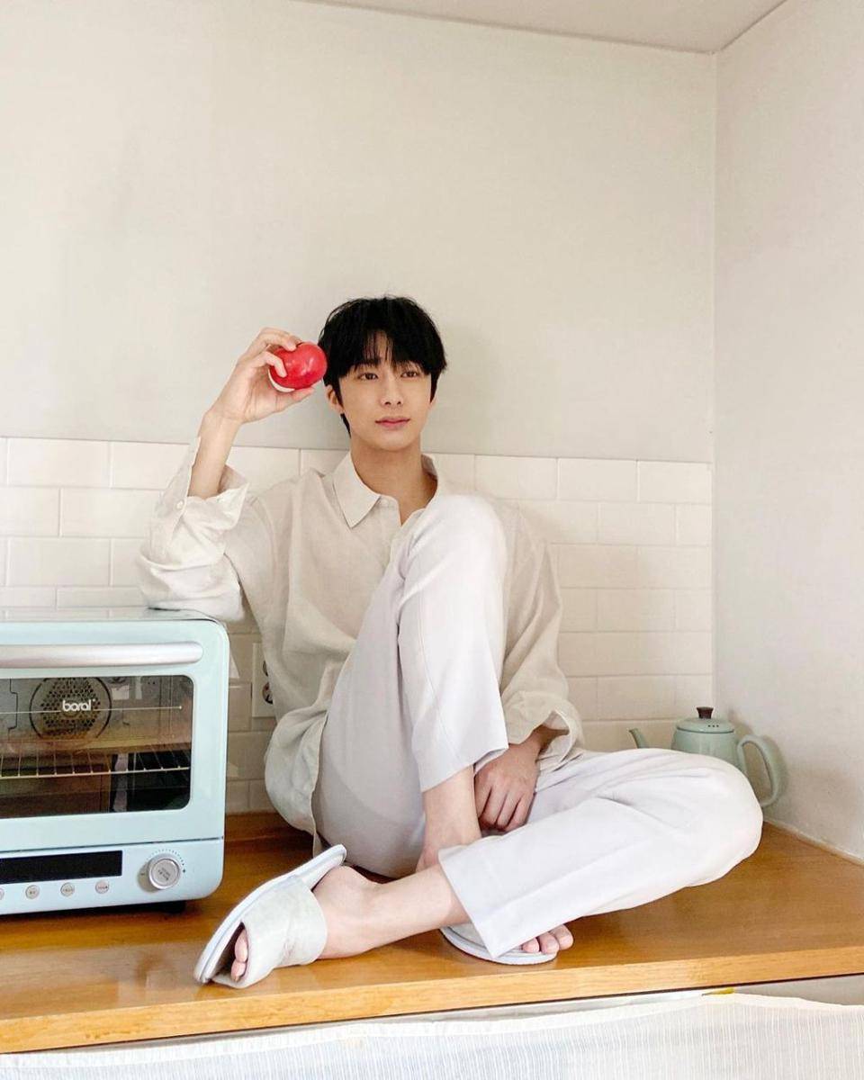 padu padan long pants putih ala Hyungwon MONSTA X (instagram.com/coenffl)