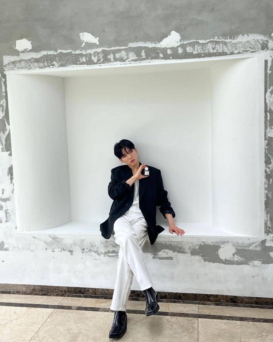padu padan long pants putih ala Kihyun MONSTA X (instagram.com/yookihhh)