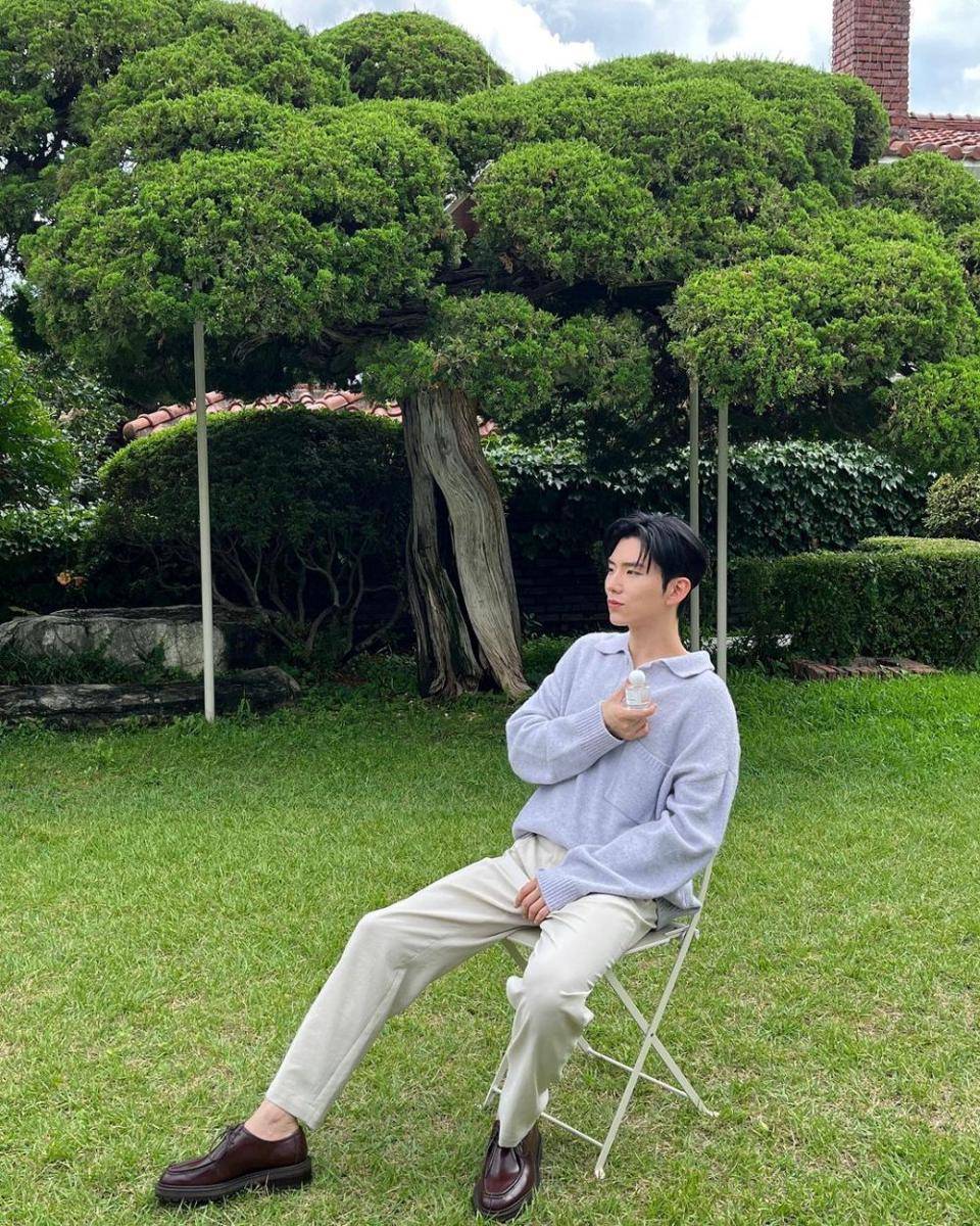 padu padan long pants putih ala Kihyun MONSTA X (instagram.com/yookihhh)