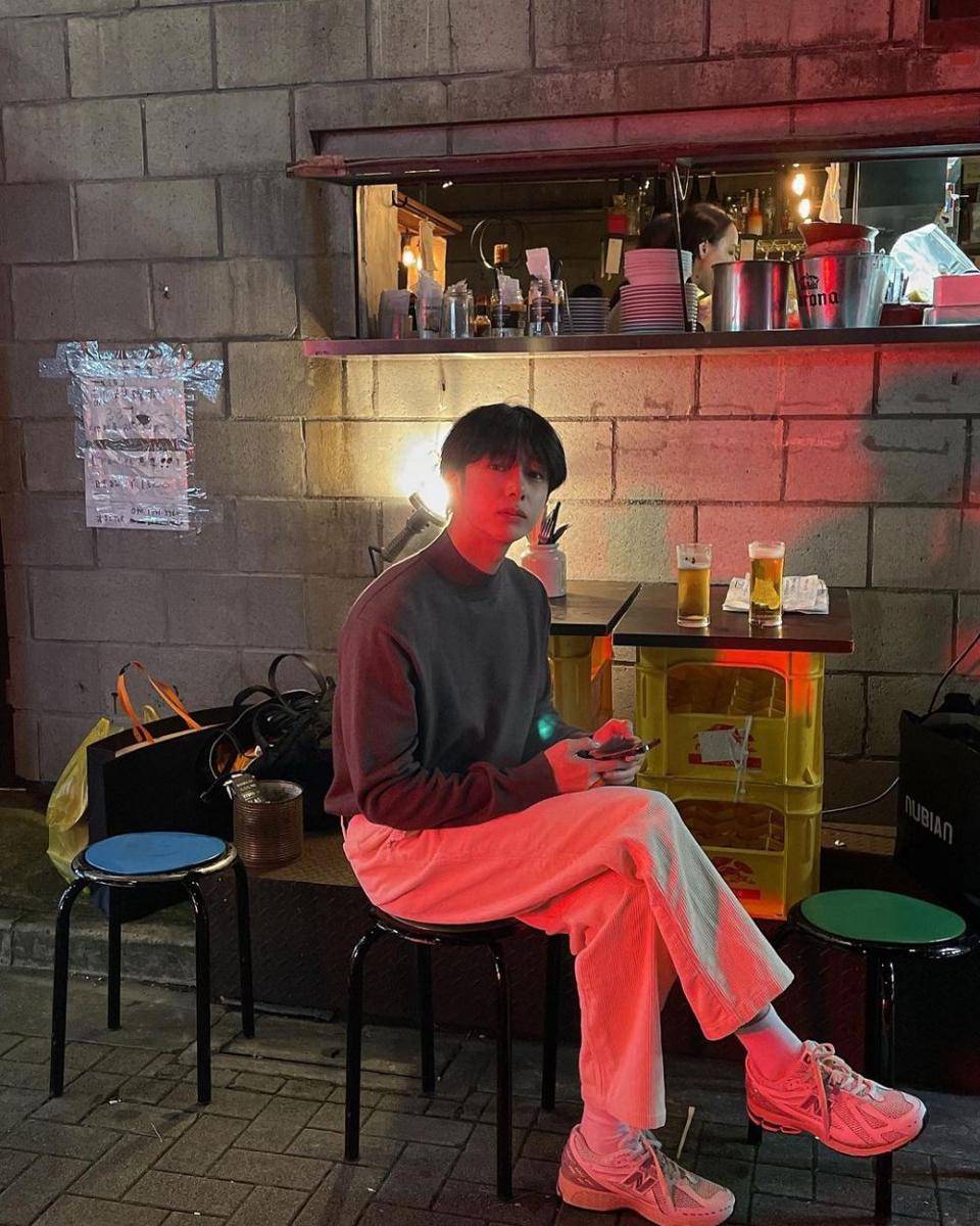padu padan long pants putih ala Hyungwon MONSTA X (instagram.com/coenffl)