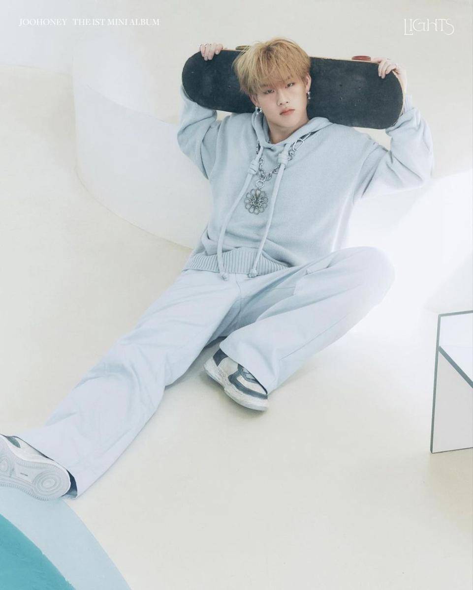padu padan long pants putih ala Joohoney MONSTA X (instagram.com/official_monsta_x)