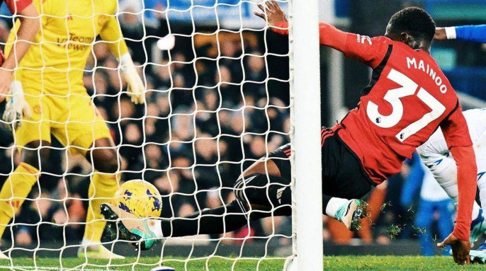 Kobbie Mainoo saat melakukan sapuan di depan gawang Manchester United. (instagram.com/kobbie)
