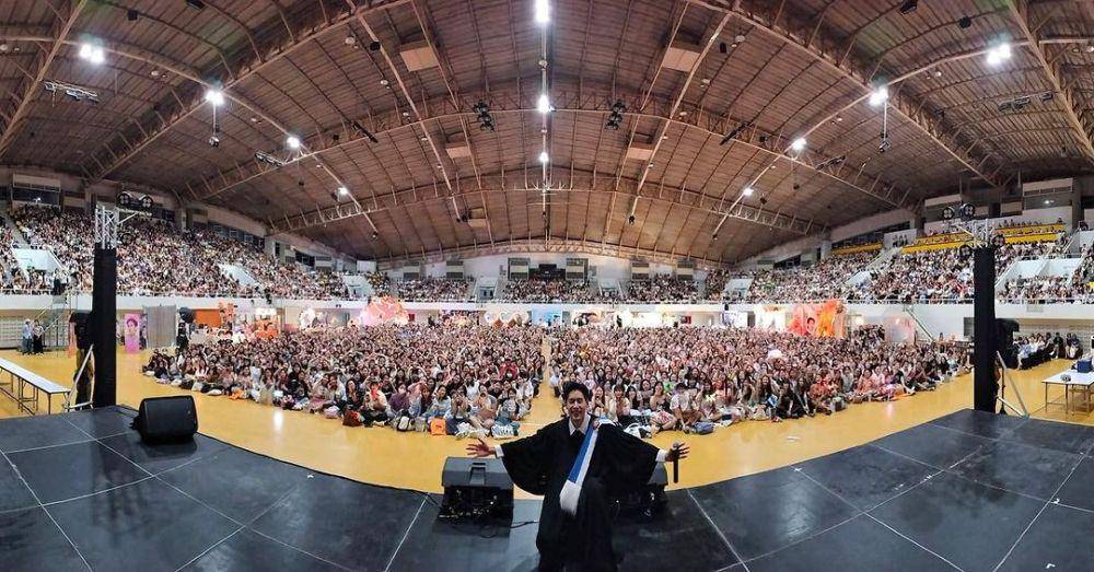 potret wisuda Billkin Putthipong (instagram.com/beside_billkin)