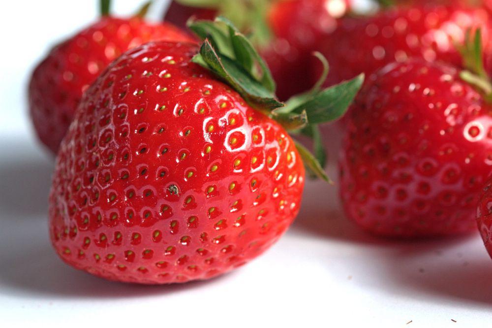 ilustrasi buah stroberi segar dan matang (pixabay.com/Der_Mentor)