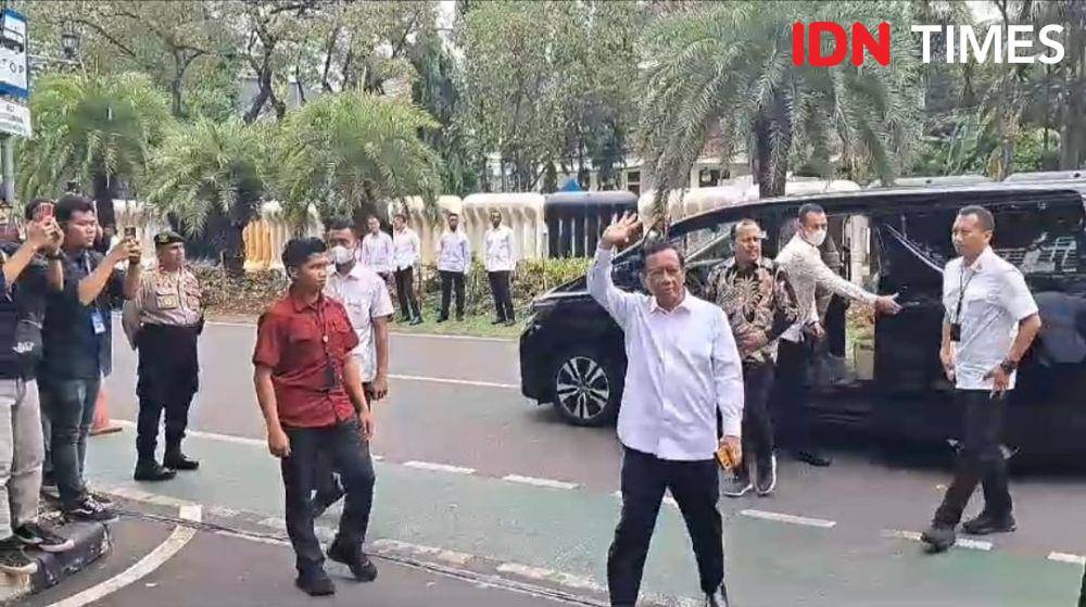 Menko Polhukam Mahfud MD ketika tiba di KPU pada Senin (27/11/2023). (IDN Times/Santi Dewi)