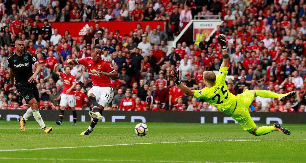 Anthony Martial mencetak gol ke gawang West Ham United di EPL 2017/2018. (premierleague.com)
