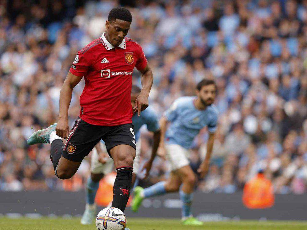 Anthony Martial mengeksekusi penalti ke gawang Manchester City di EPL 2022/2023. (manutd.com)