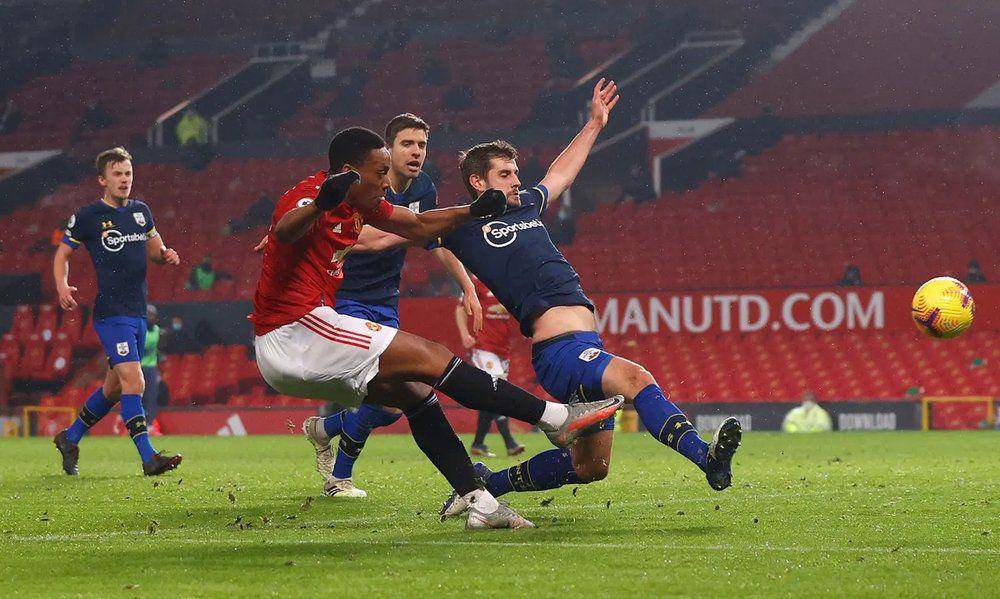 Anthony Martial mencetak gol ke gawang Southampton di EPL 2020/2021. (premierleague.com)