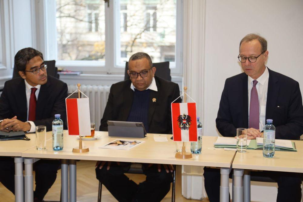 Wakil Menteri Ketenagakerjaan Afriansyah Noor pertemuan bilateral dengan Dirjen I Strategi Pasar Nasional, Kementerian Perburuhan dan Ekonomi Austria, Georg Konetzky di Wina, Austria, Senin (27/11). (dok. Kemnaker)