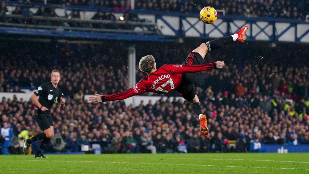 Garnacho Beri Hadiah Fans Cilik, Beri Sepatunya Saat Cetak Gol Salto