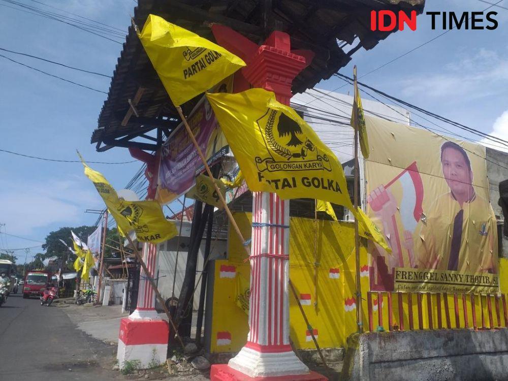Bendera Partai Golkar yang tersebar di Jalan 14 Februari, Wanea, Manado, Sulawesi Utara, Selasa (28/11/2023). IDNTimes/Savi