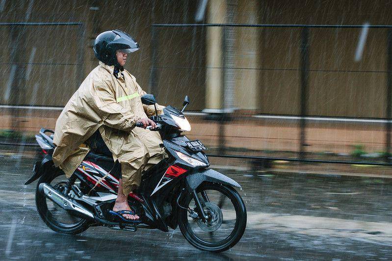 ilustrasi mengendarai sepeda motor di tengah hujan (flickr.com/Adam Cohn)