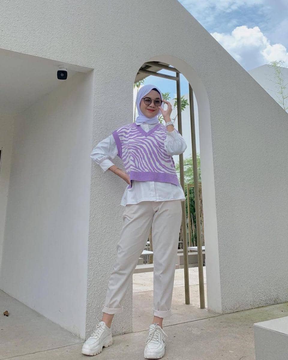 Styling atasan putih ala Ayu Kartika (instagram.com/ayu.kartikaa)