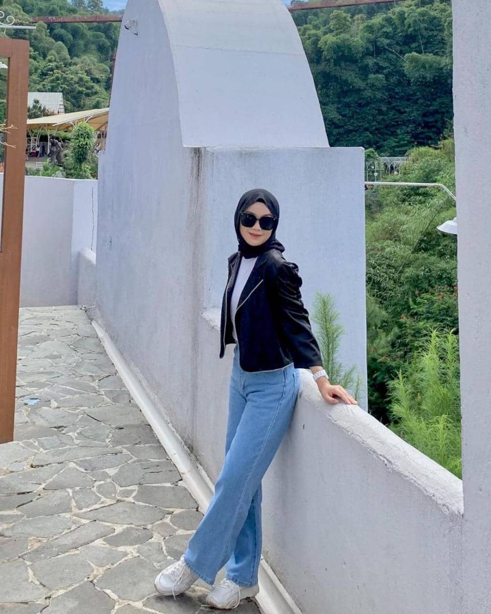 Styling atasan putih ala Ayu Kartika (instagram.com/ayu.kartikaa)