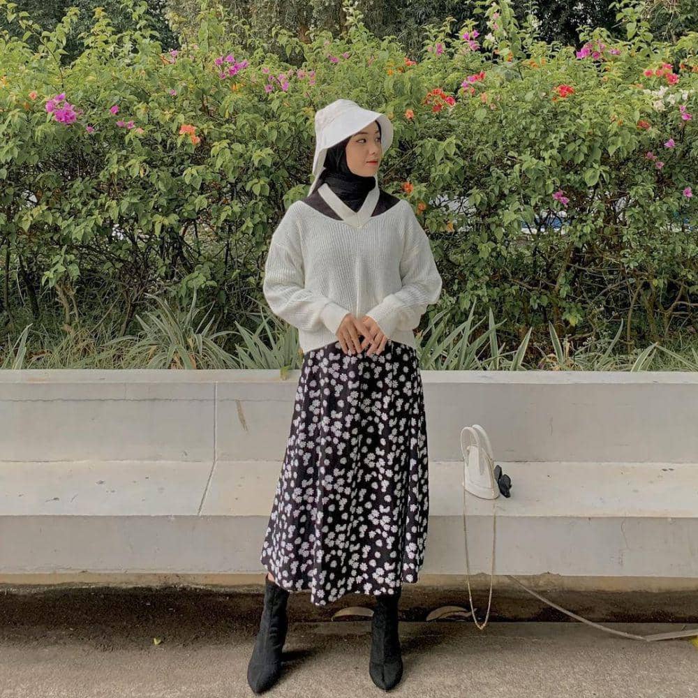 Styling atasan putih ala Ayu Kartika (instagram.com/ayu.kartikaa)