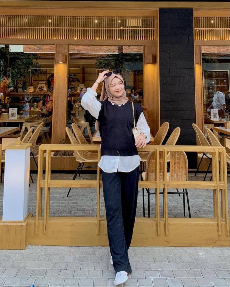 Styling atasan putih ala Ayu Kartika (instagram.com/ayu.kartikaa)