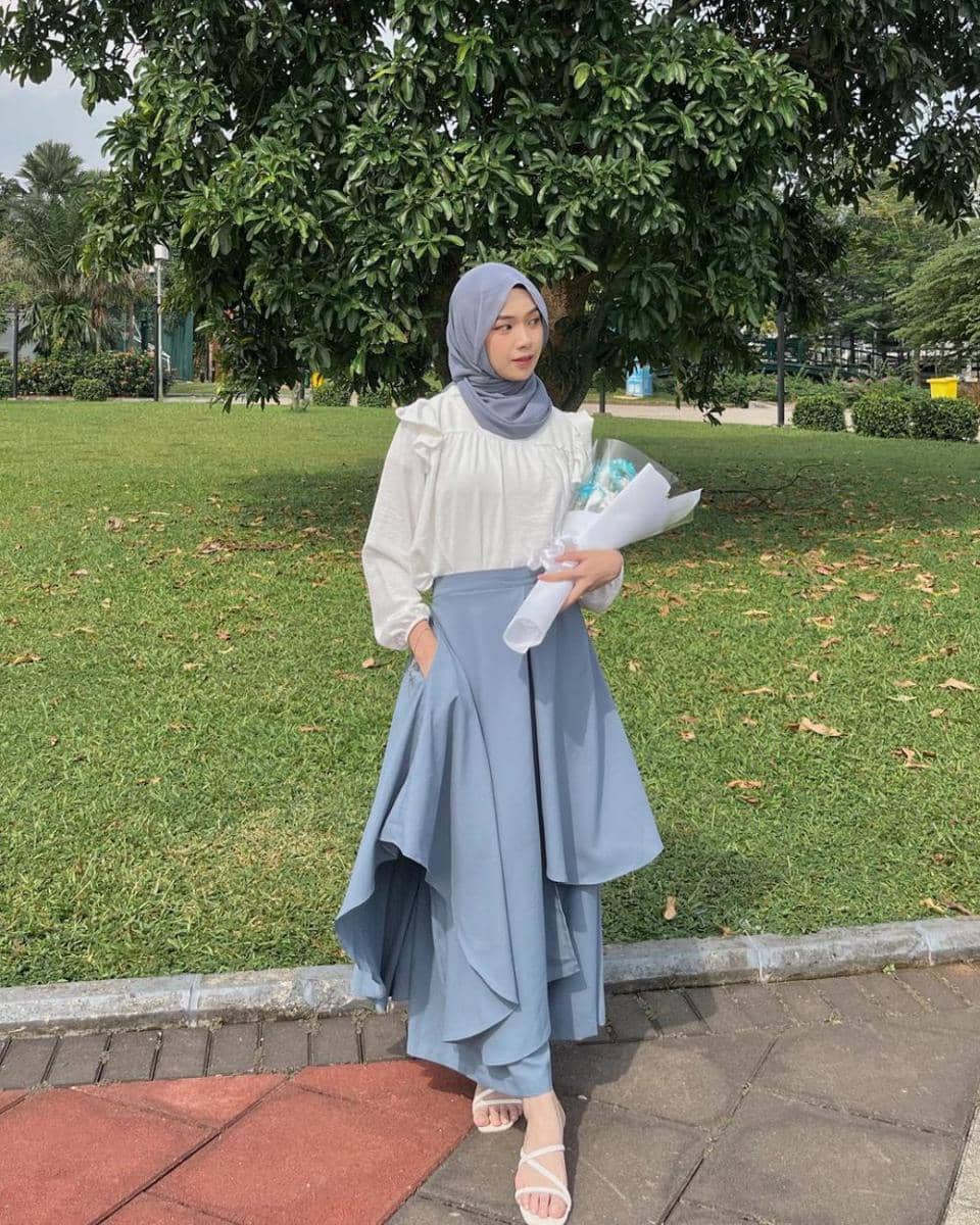 Styling atasan putih ala Ayu Kartika (instagram.com/ayu.kartikaa)