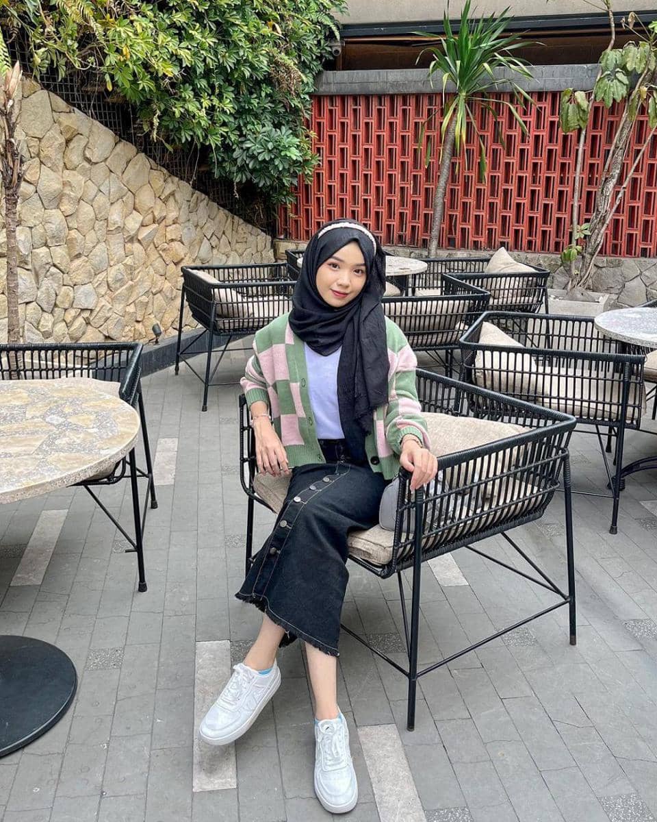 Styling atasan putih ala Ayu Kartika (instagram.com/ayu.kartikaa)