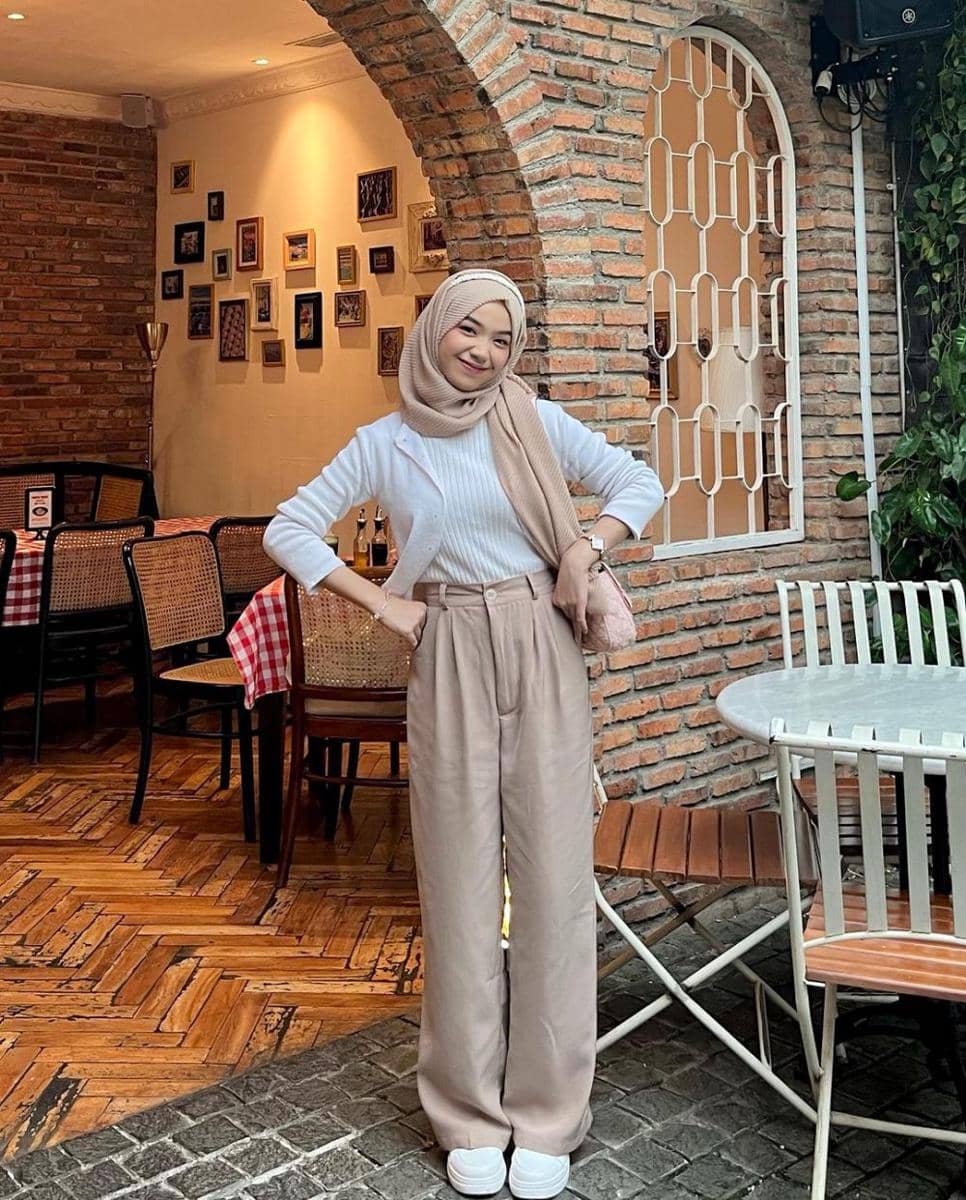 Styling atasan putih ala Ayu Kartika (instagram.com/ayu.kartikaa)