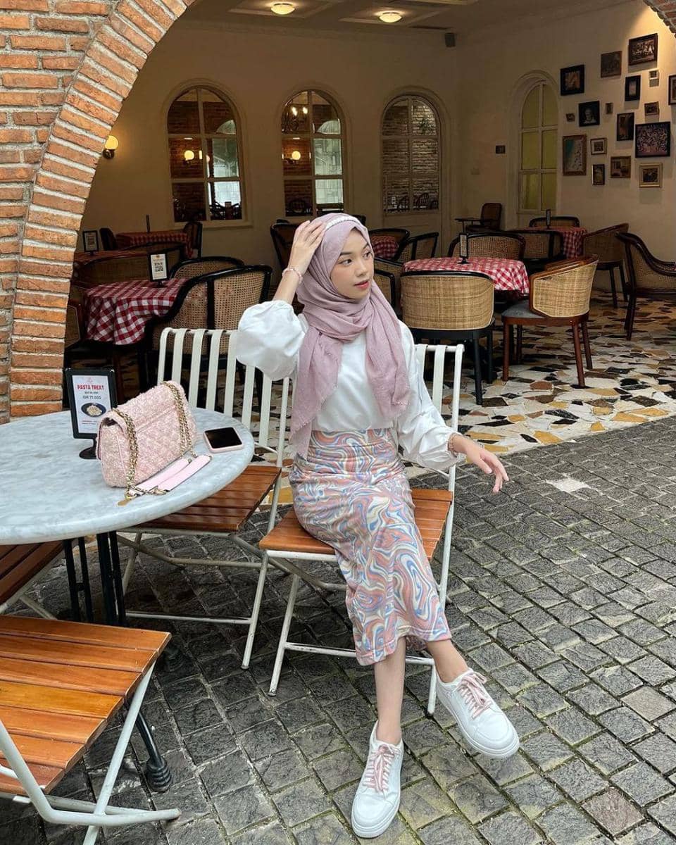 Styling atasan putih ala Ayu Kartika (instagram.com/ayu.kartikaa)
