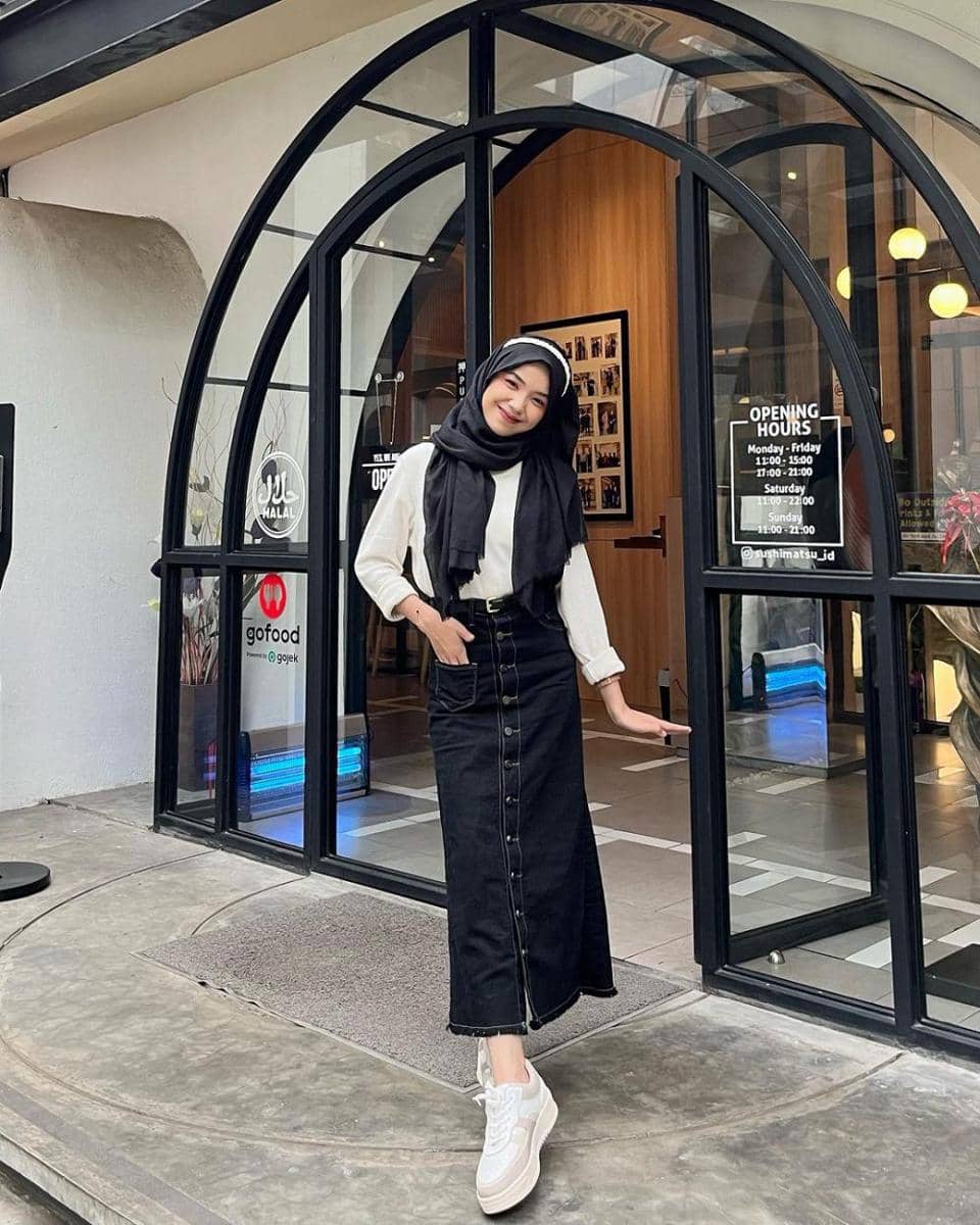 Styling atasan putih ala Ayu Kartika (instagram.com/ayu.kartikaa)