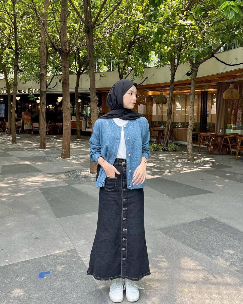 Styling atasan putih ala Ayu Kartika (instagram.com/ayu.kartikaa)