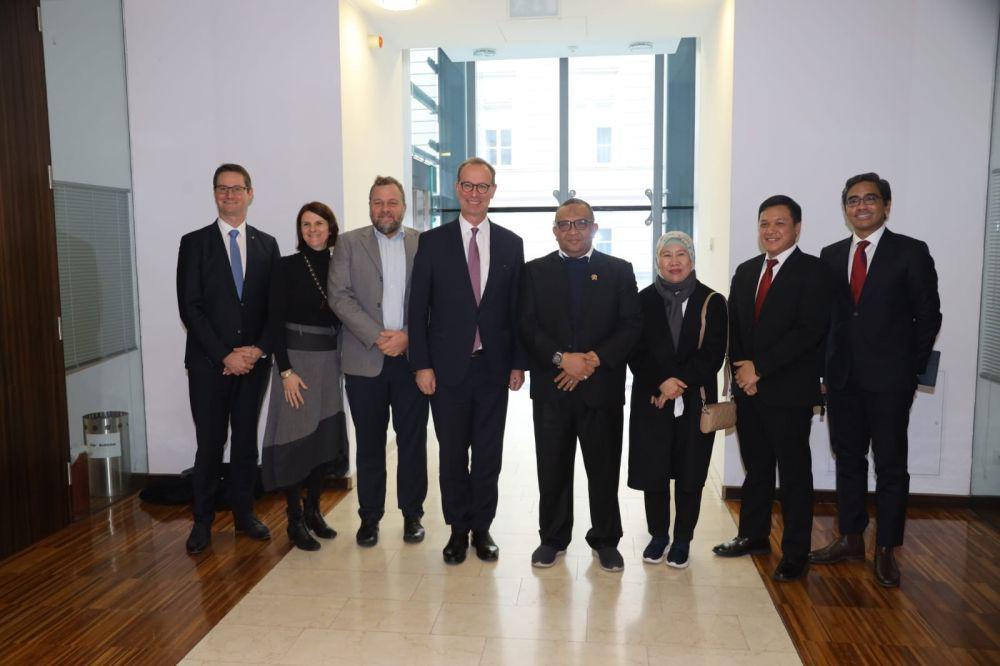 Wakil Menteri Ketenagakerjaan Afriansyah Noor pertemuan bilateral dengan Dirjen I Strategi Pasar Nasional, Kementerian Perburuhan dan Ekonomi Austria, Georg Konetzky di Wina, Austria, Senin (27/11). (dok. Kemnaker)