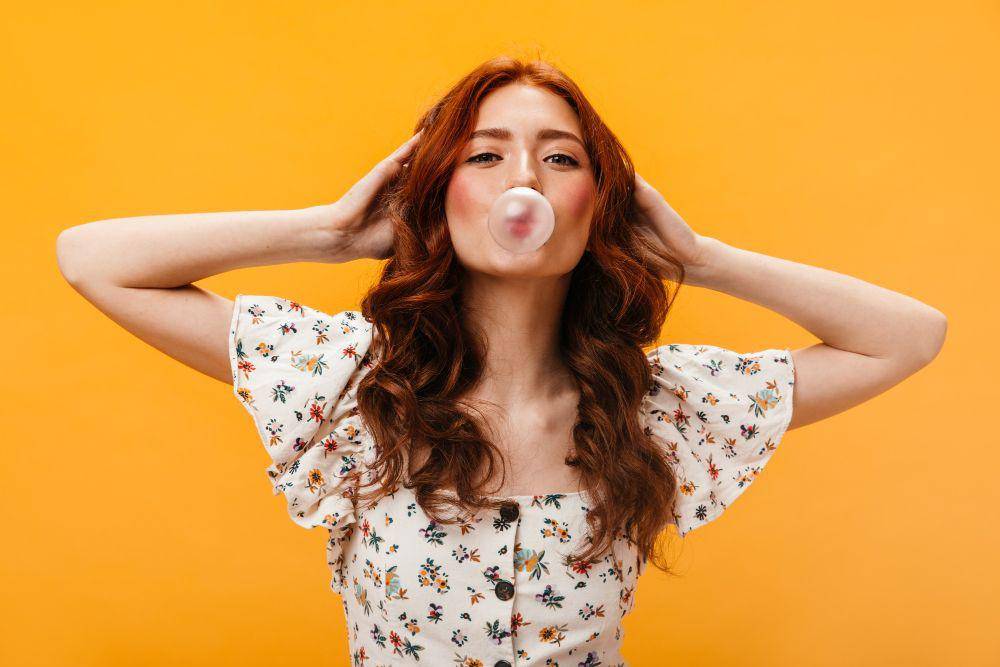 ilustrasi orang mengunyah permen karet (freepik.com/lookstudio)