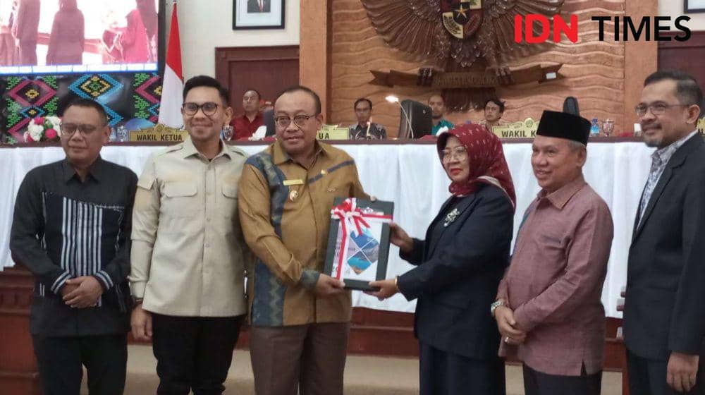 Penyerahan KUA PPAS APBD NTB 2024 ke pimpinan DPRD NTB. (IDN Times/Muhammad Nasir)