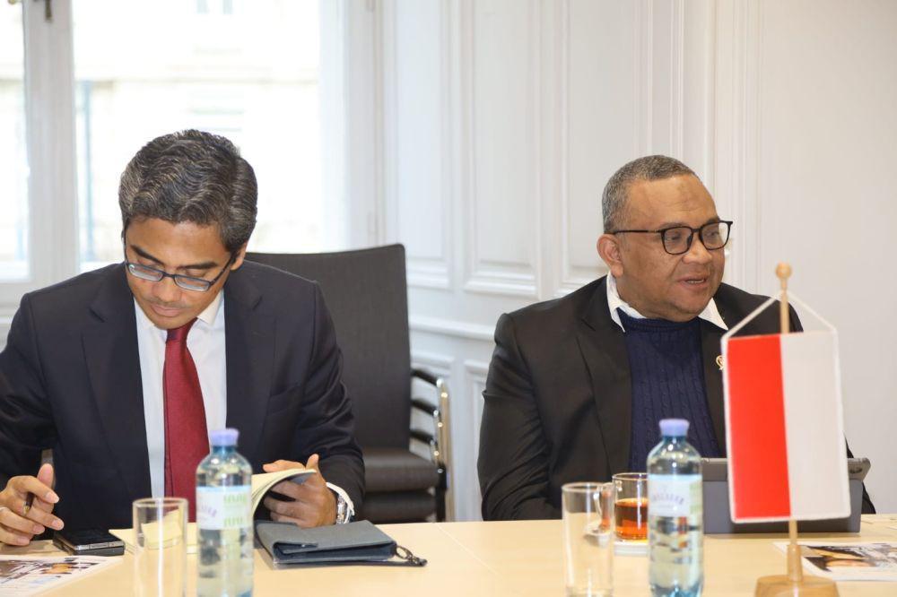 Wakil Menteri Ketenagakerjaan Afriansyah Noor pertemuan bilateral dengan Dirjen I Strategi Pasar Nasional, Kementerian Perburuhan dan Ekonomi Austria, Georg Konetzky di Wina, Austria, Senin (27/11). (dok. Kemnaker)
