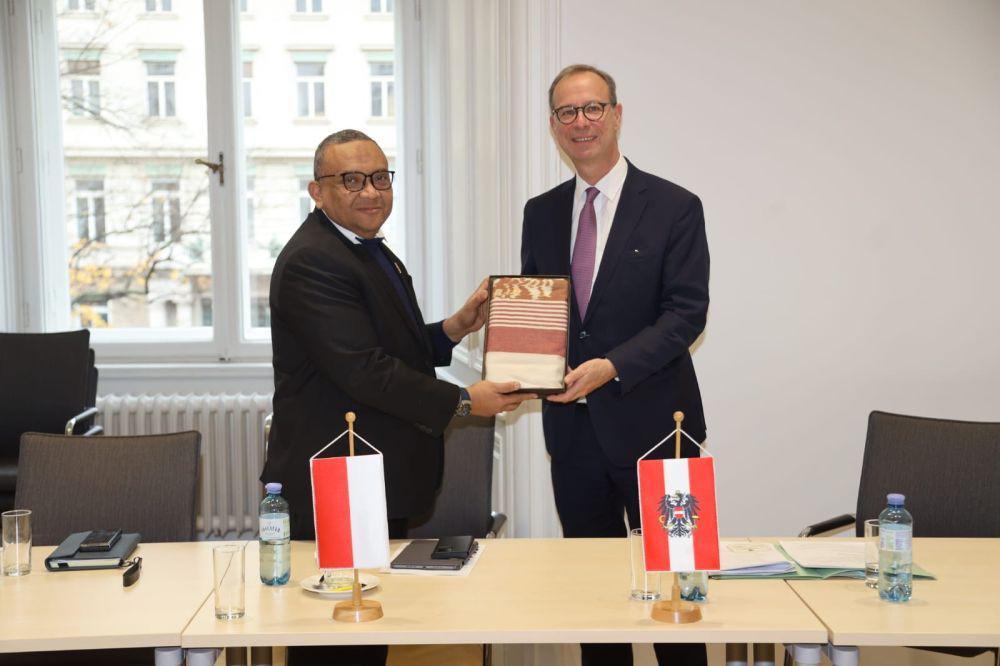 Wakil Menteri Ketenagakerjaan Afriansyah Noor pertemuan bilateral dengan Dirjen I Strategi Pasar Nasional, Kementerian Perburuhan dan Ekonomi Austria, Georg Konetzky di Wina, Austria, Senin (27/11). (dok. Kemnaker)