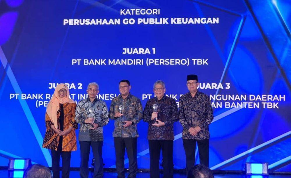Bank Mandiri kembali berhasil meraih gelar Juara 1 di ajang penganugerahan Annual Report Award (ARA) 2022 dalam kategori Go Publik Keuangan. (dok. Bank Mandiri)