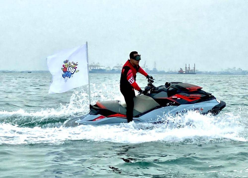 Tim Funding and Transaction BRI Semarang Pandanaran mengenalkan aplikasi BRImo di pantai Semarang. (Dok. BRI)
