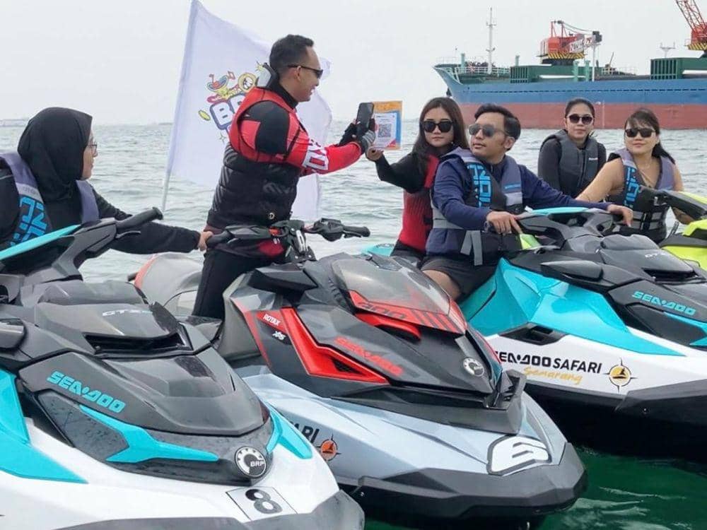 BRI Kenalkan Aplikasi BRImo Sambil Wisata di Pantai Semarang