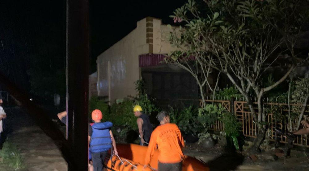 Petugas yang menyisir rumah warga terdampak banjit di Langkat (IDN Times/ istimewa)