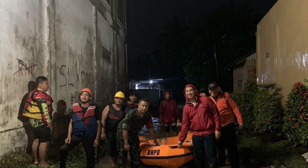 Petugas yang menyisir rumah warga terdampak banjit di Langkat (IDN Times/ istimewa)