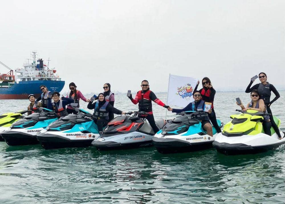Tim Funding and Transaction BRI Semarang Pandanaran mengenalkan aplikasi BRImo di pantai Semarang. (Dok. BRI)