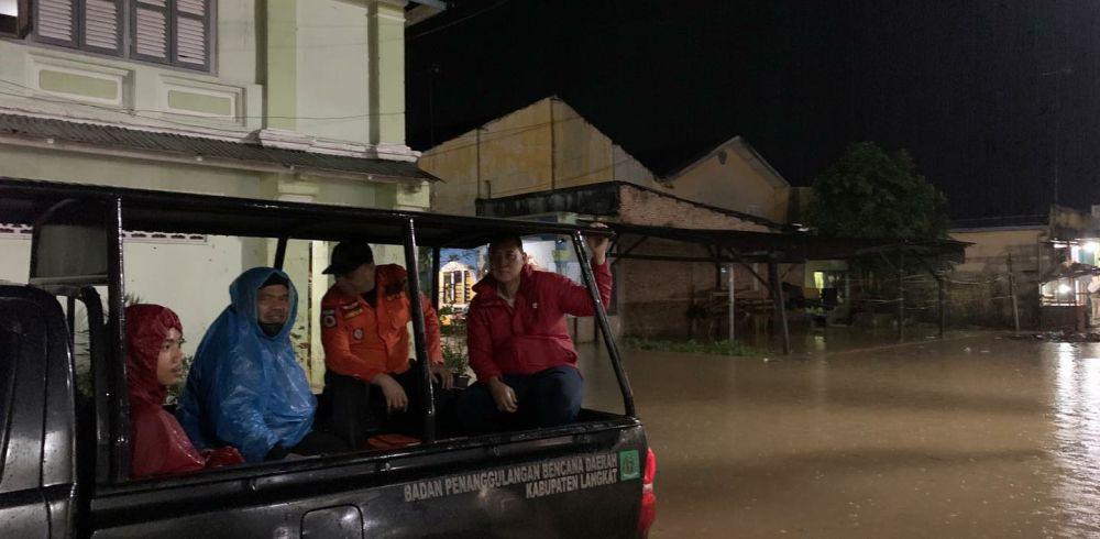 Petugas yang menyisir rumah warga terdampak banjit di Langkat (IDN Times/ istimewa)