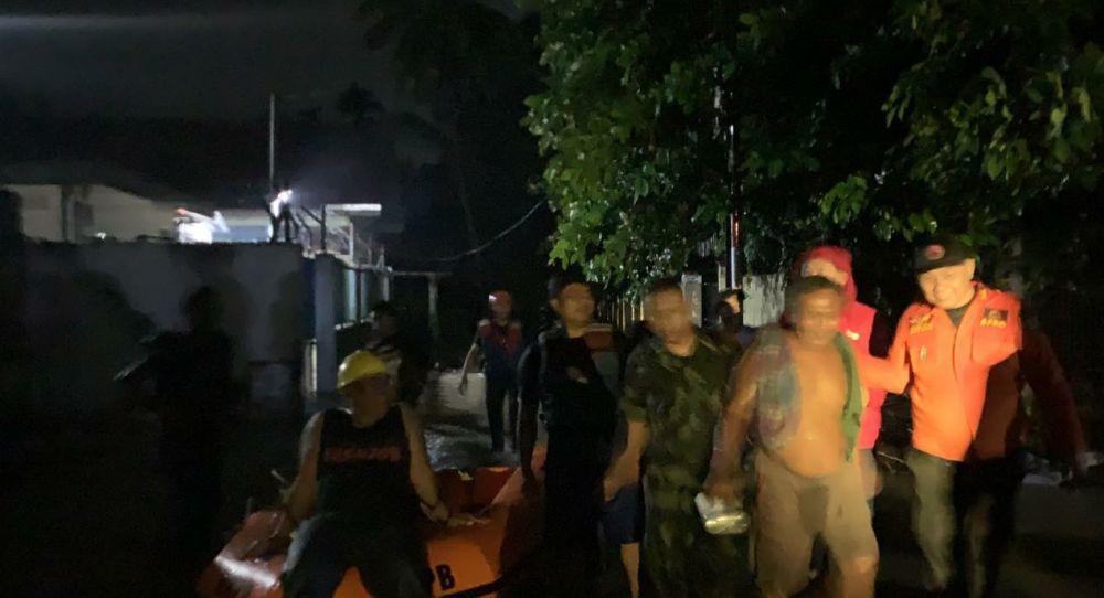 Petugas yang menyisir rumah warga terdampak banjit di Langkat (IDN Times/ istimewa)