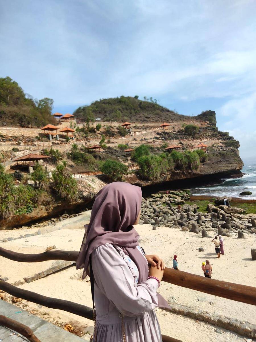 pantai klotok dengan view tebing (dok. pribadi/Isna Zulfia)