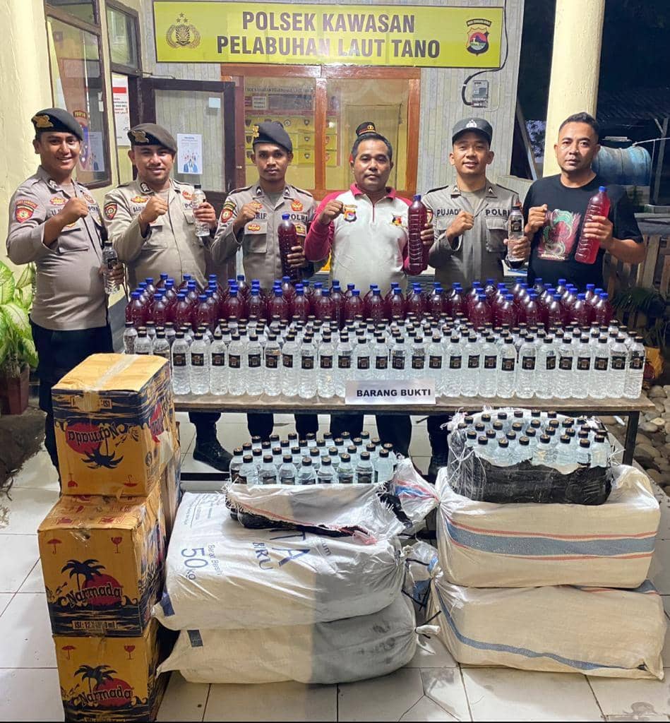 Ratusan botol miras tradisional yang diselundupkan dari Bali ke Pulau Sumbawa. (dok. Polres Sumbawa Barat)