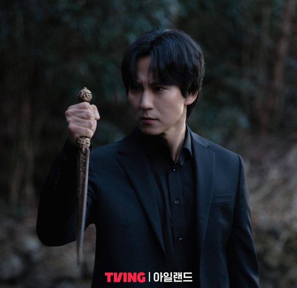 Kim Nam Gil di drama Island (instagram.com/tving.official)