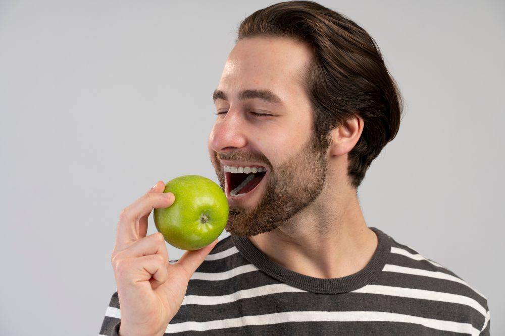 ilustrasi orang makan buah apel (freepik.com/freepik)