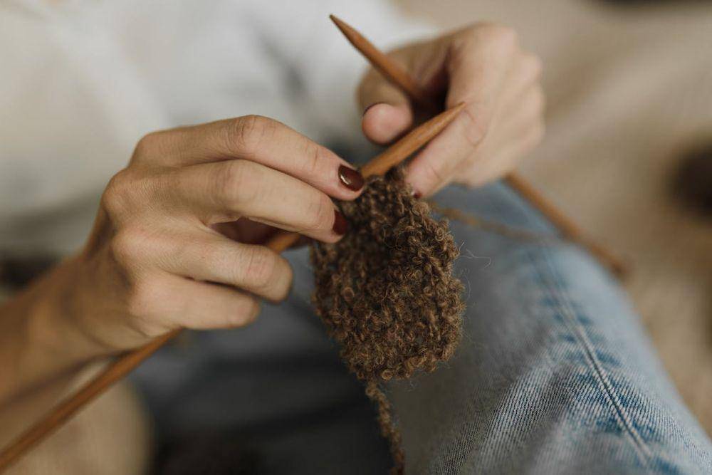 proses merajut (pexels.com/Arina Krasnikova)